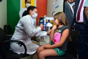 Doses seguem disponíveis nas 72 salas de vacinas do município, das 8h às 17h. | Foto: Divulgação