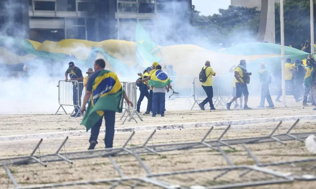 Manifestantes invadem Congresso, STF e Palácio do Planalto.