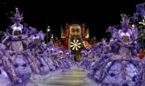 Cultura indígena também foi celebrada no Sambódromo. | Foto: Agência Brasil