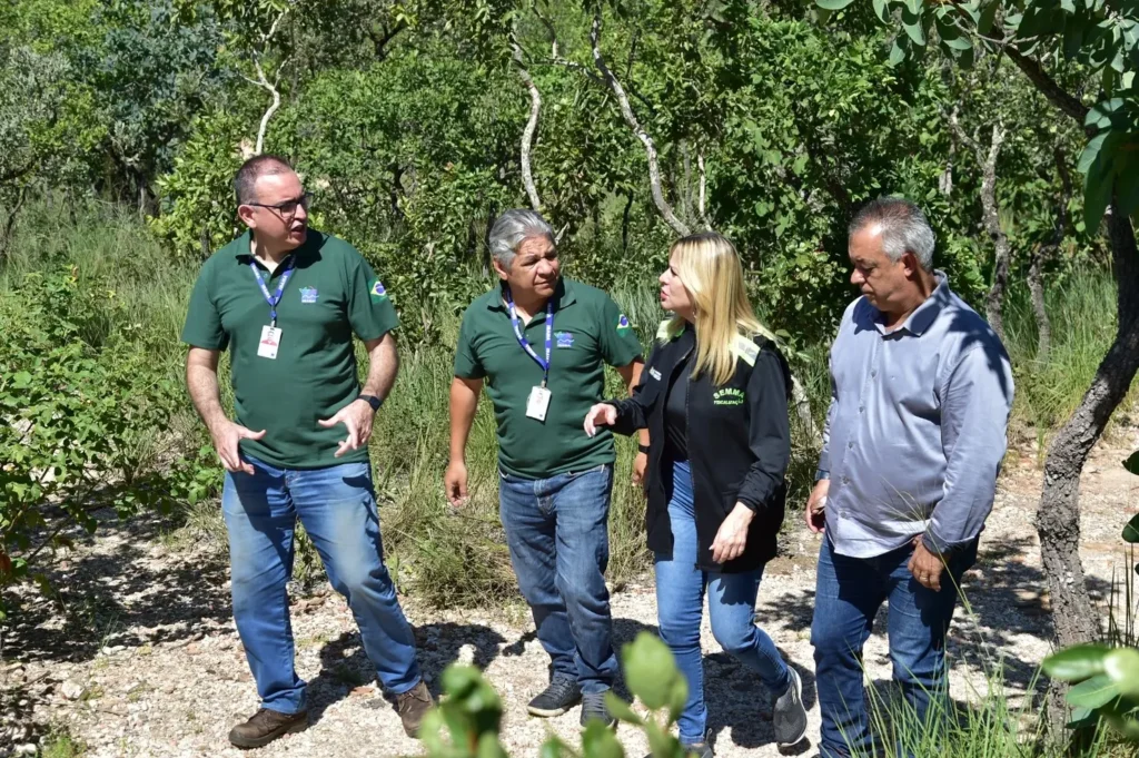 Os titulares da Secretaria do Meio Ambiente de Aparecida e do Ibama em Goiás discutem novas ações de fiscalização da área | Foto: Reprodução/Prefeitura de Aparecida