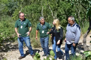 Os titulares da Secretaria do Meio Ambiente de Aparecida e do Ibama em Goiás discutem novas ações de fiscalização da área | Foto: Reprodução/Prefeitura de Aparecida