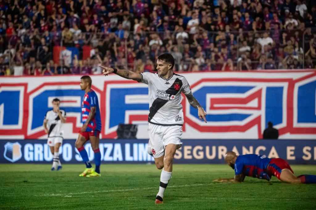 Com gols de Payet, Adson, Vegetti e David, o time da colina goleou a Portuguesa em São Januária lotado. | Foto: Leandro Amorim/Vasco.com.br