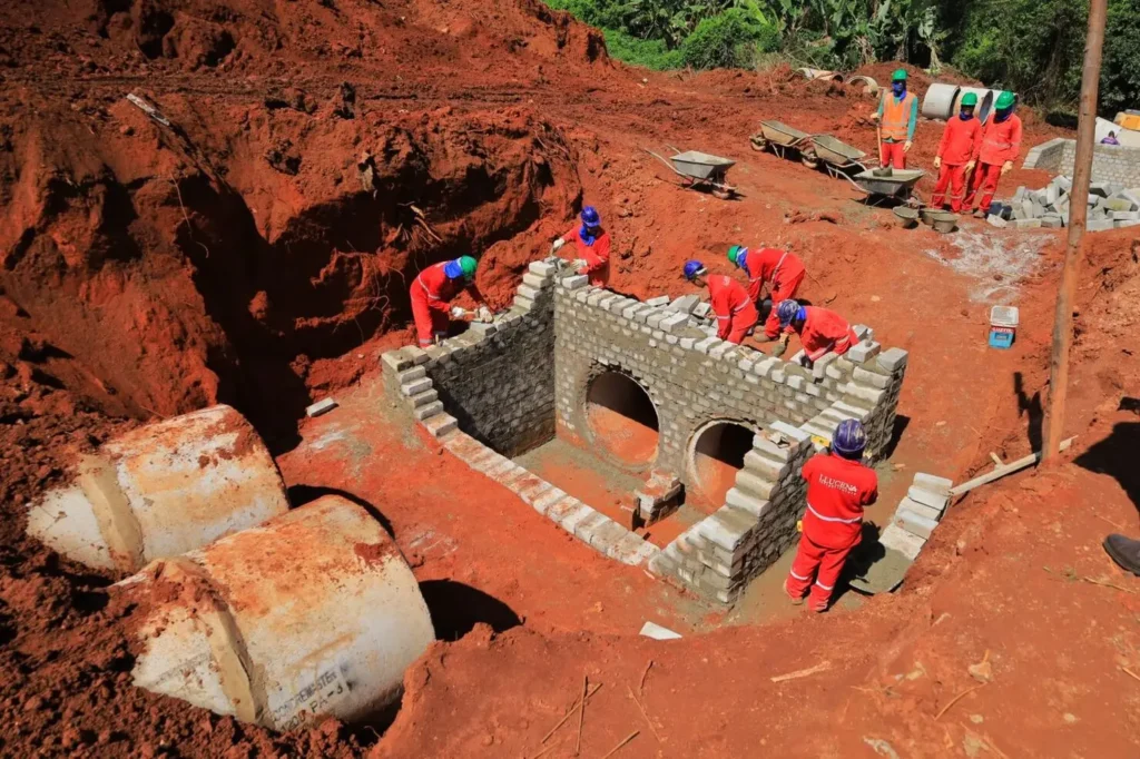 Prefeito liderou a equipe que visitou seis locais onde estão sendo realizadas obras de recapeamento, terraplanagem, pavimentação e melhorias na iluminação pública | Foto: Jackson Rodrigues