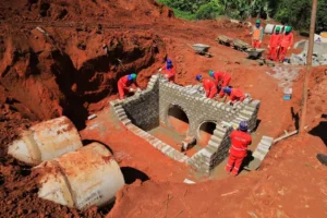 Prefeito liderou a equipe que visitou seis locais onde estão sendo realizadas obras de recapeamento, terraplanagem, pavimentação e melhorias na iluminação pública | Foto: Jackson Rodrigues