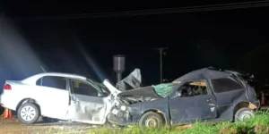 Acidente deixou ambos os carros destruídos na lateral da pista em Goianápolis | Foto: Reprodução/Redes Sociais