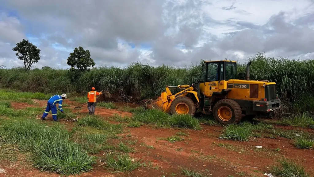 Operação contou com maquinário pesados para a remoção de entulhos na região oeste de Goiânia | Foto: Divulgação/Secom