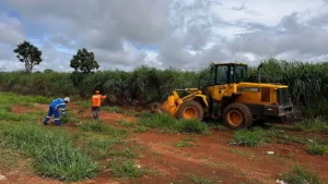 Operação contou com maquinário pesados para a remoção de entulhos na região oeste de Goiânia | Foto: Divulgação/Secom