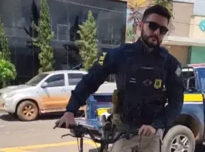 Policiais Rodoviários Federais Marra levaram o jovem e a sua bicicleta para o Hospital Municipal Dr Abiud Ponciano Dias | Foto: Divulgação/PRF