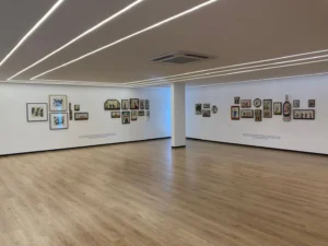 Divididas em cinco grupos temáticos – ‘Memórias de Trindade’, ‘Estórias de amor’, ‘A poética do voo’, ‘A vida é festa’ e ‘O show tem que continuar’, a mostra reúne obras datadas entre 1963 e 1995 | Foto: Malu Carvalho