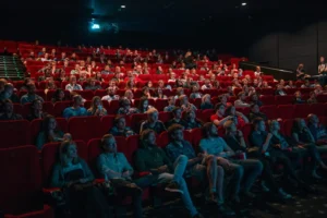 Um mergulho no universo do cinema, com encontros entre produtores e cineastas, e atividades que visam ensinar sobre a sétima arte para toda a população | Foto: Unsplash/Krists Luhaers
