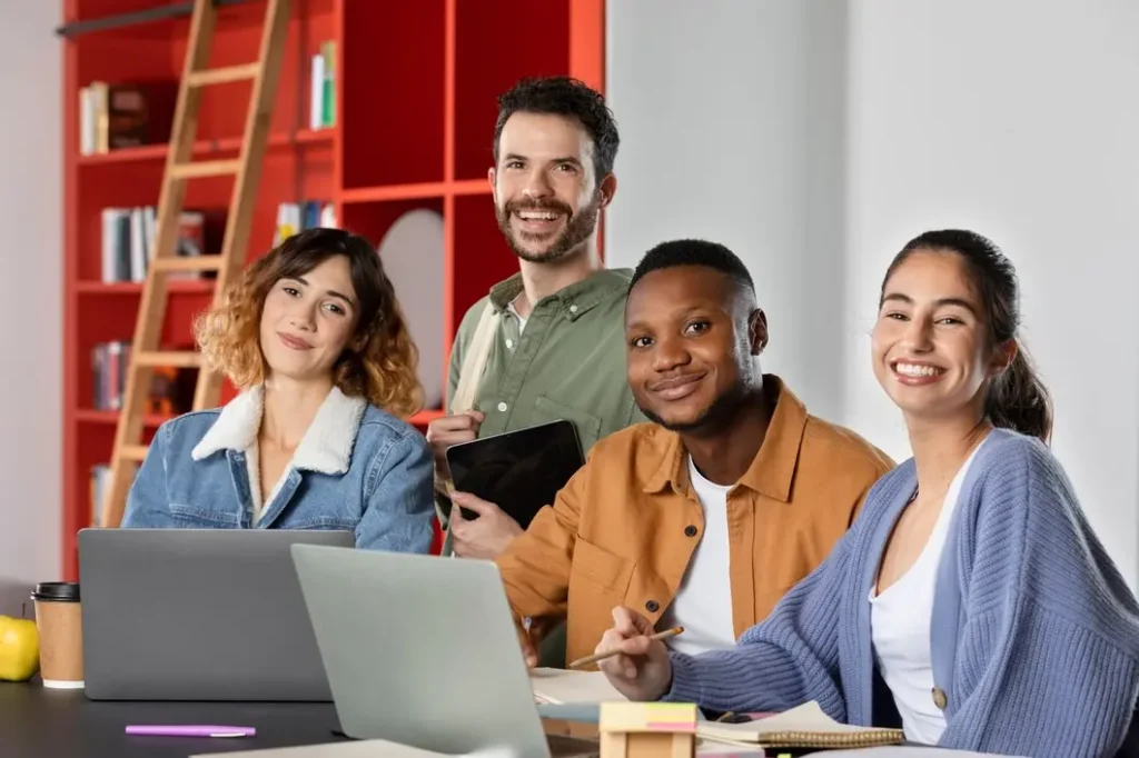 Silvana Oliveira ressalta a importância de capacitar os jovens para gerir seus próprios negócios, visando proporcionar-lhes uma capacidade compatível para alcançar o sucesso em suas empreitadas | Foto: Freepik