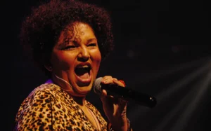 A cantora goiana que já conta mais de 30 anos de carreira musical, divide o palco com outros mestres da música de Goiás, garantindo qualidade e talento em cada apreciação | Foto: Luiz Augusto