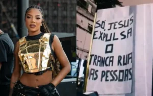 A cantora foi acusada de intolerância religiosa ao mostrar um cartaz com a frase "Só Jesus expulsa o Tranca Rua das pessoas" em seu show | Foto: Reprodução/Coachella
