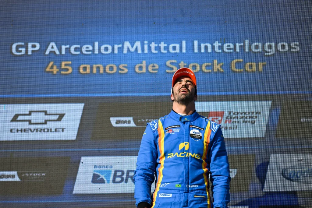 No topo em Interlagos: Cesar Ramos e a vitória que traz alegria e alívio | Foto: Duda Bairros/Stock Car