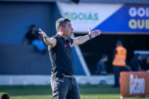Expulso no começo do jogo, o técnico Jair Ventura disparou: “Espero que ele nunca mais apite nossos jogos” (Ingryd Oliveira/ACG)