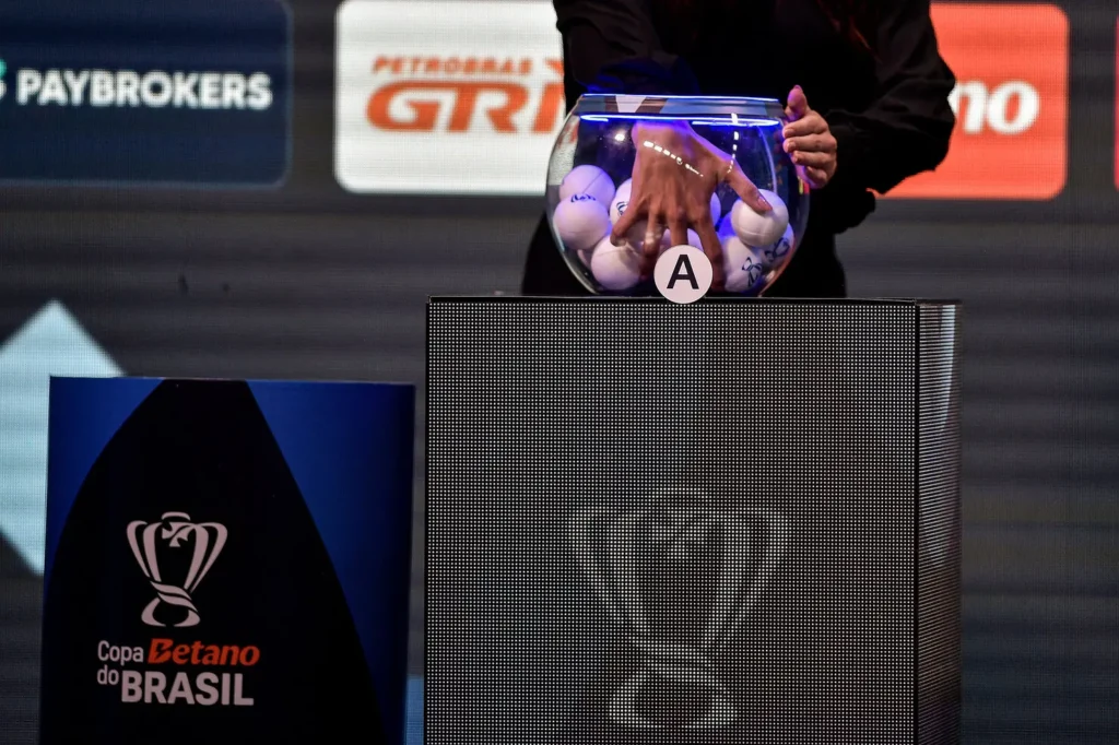 CBF definiu os 16 confrontos através de sorteio (Foto: Staff Images / CBF)