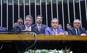 Os ministros tentaram adiar a sessão que conta com temas como o montante destinado a emendas de comissão, a “saidinha” de presos e regras sobre o licenciamento de agrotóxicos na pauta | Foto: Marina Ramos/Câmara dos Deputados
