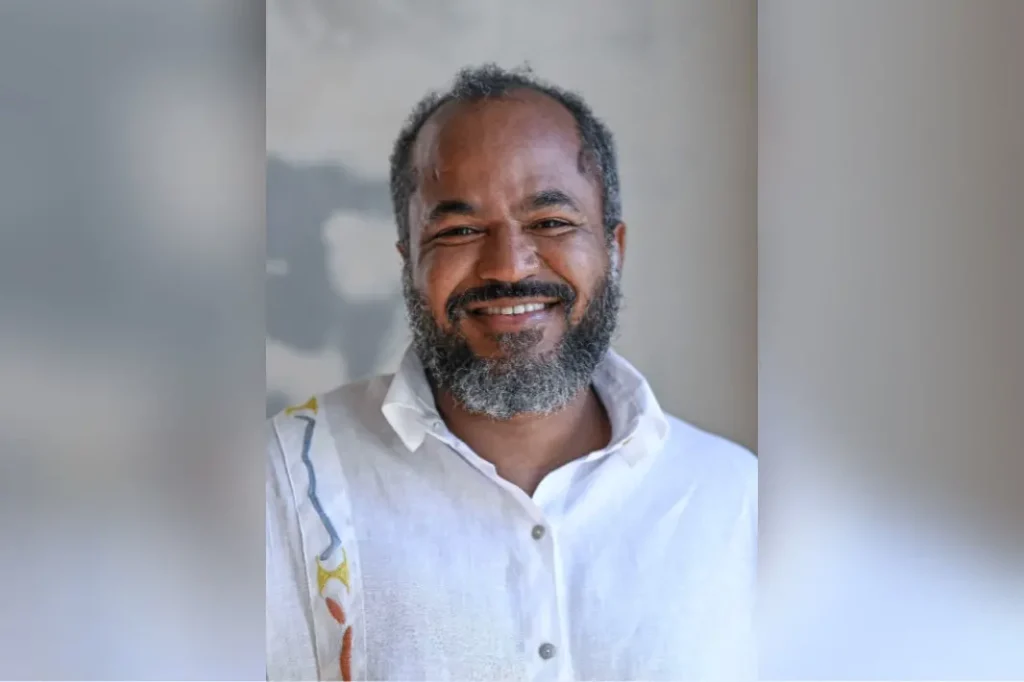 Nascido em Brasília, Dalton Paula conquistou reconhecimento internacional com sua arte íntima e histórica, integrando coleções importantes como as do MoMA de Nova York e da Pinacoteca de São Paulo | Foto: Divulgação