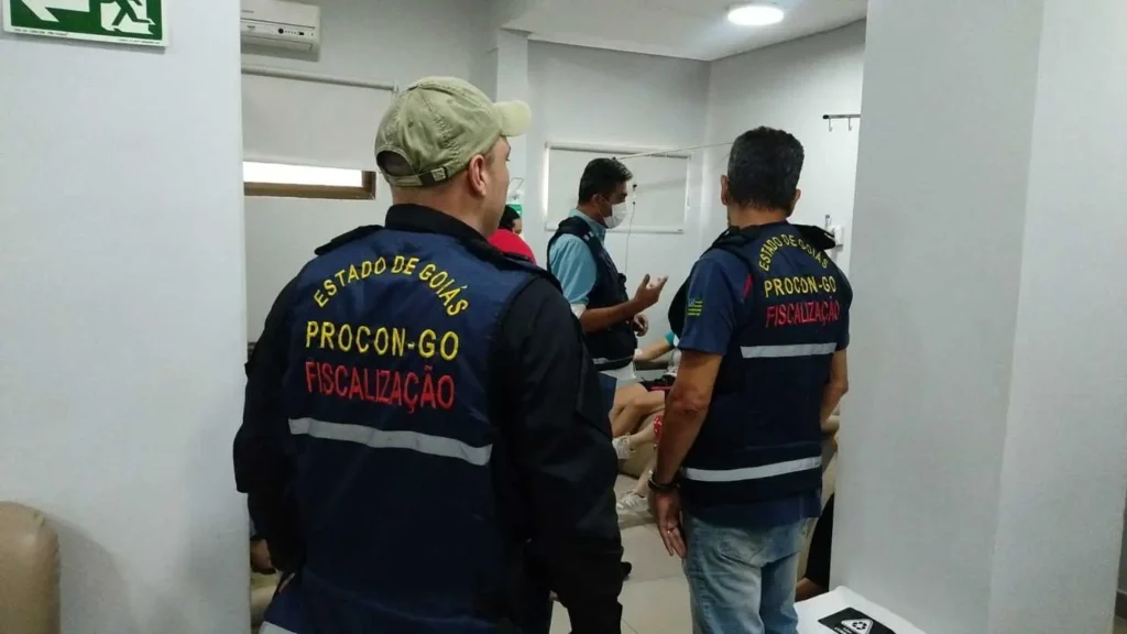 Durante a fiscalização, foram constatadas diversas irregularidades, incluindo a ausência de serviço de triagem no pronto-atendimento, em desacordo com as normas da Agência Nacional de Saúde (ANS) | Foto: Divulgação/Procon-GO
