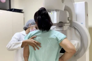 Em Goiás, a estimativa é que surjam, neste ano, mais de 1,9 mil casos de câncer de mama e 2,5 mil novos casos de câncer de próstata | Foto: Ascom/HRT