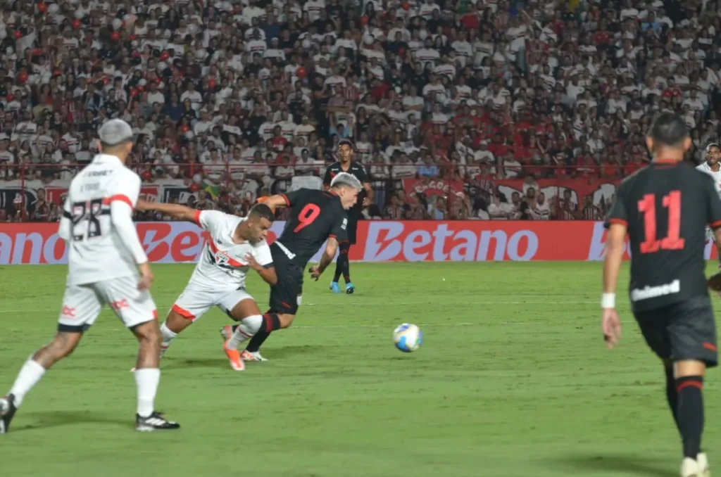 Dominado dentro de casa, o Atlético perde por 3 a 0 e segue sem pontuar no Brasileirão. (Foto: Afonso Cardoso)