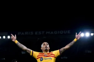 Em noite inspirada, Raphinha foi o destaque da vitória do Barcelona sobre o PSG por 3 a 2  (Foto: Reprodução)