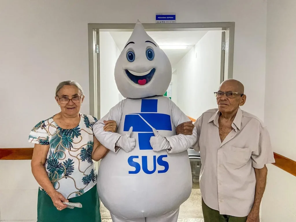 Casal de idosos aproveitou Dia D para se vacinar contra  gripe, na presença do Zé Gotinha | Foto: Aline Rodrigues