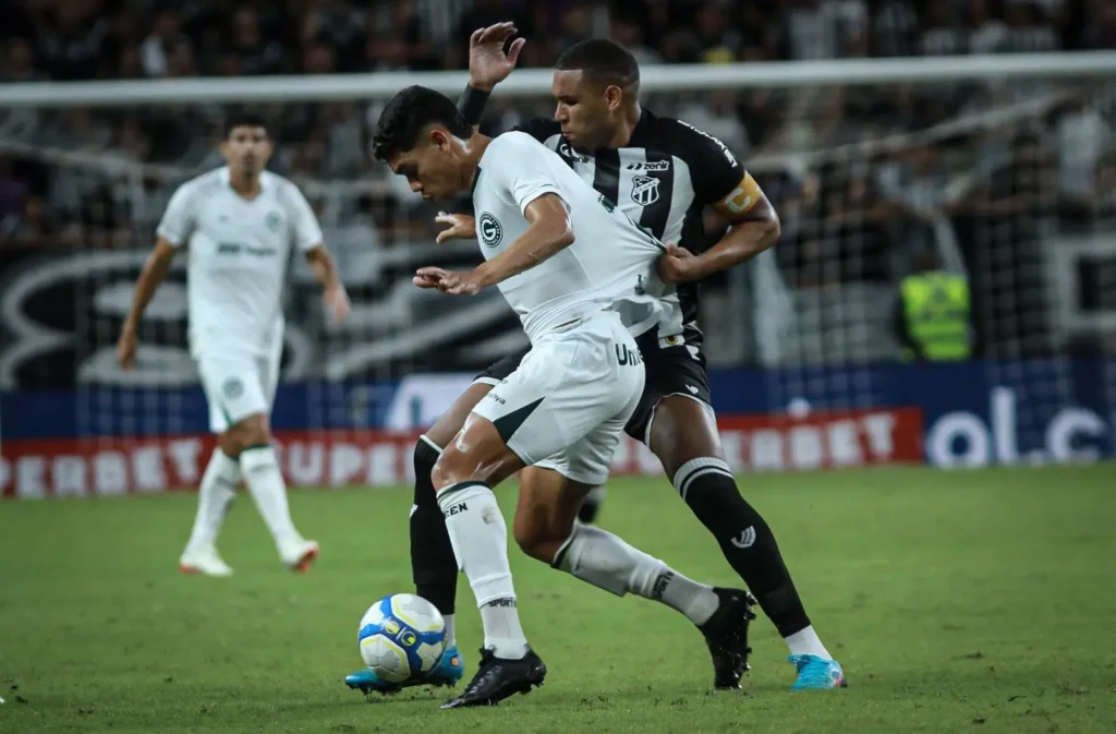 Partida terminou em 1 a 1, com gol de Paulo Baya para o Goiás e de Lourenço para o Ceará (Foto: Rosiron Rodrigues/Goiás EC)