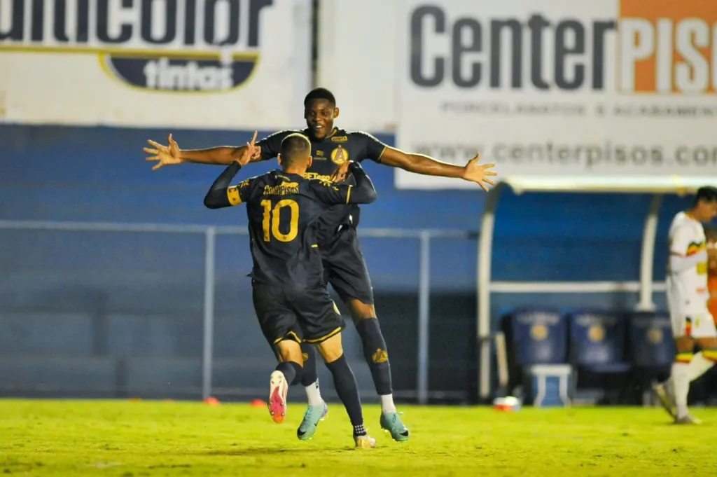 O Camaleão garantiu os primeiros pontos com gols de Du Fernandez e Robert (Foto:Wigor Vieira/AAA)