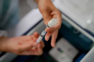 Até o momento, Goiás já utilizou 93.580 unidades da vacina de dengue, o que corresponde a 60,4% do total (158.505) de doses enviadas ao estado | Foto: Marco Monteiro
