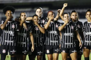 Em todos os jogos, as atletas taparam a boca em sinal de protesto (Foto: Rodrigo Gazzanel)