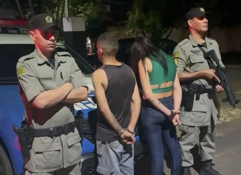 A criança estava exibindo os itens aos colegas de turma, afirmando que sua mãe comercializava drogas | Foto: PMGO