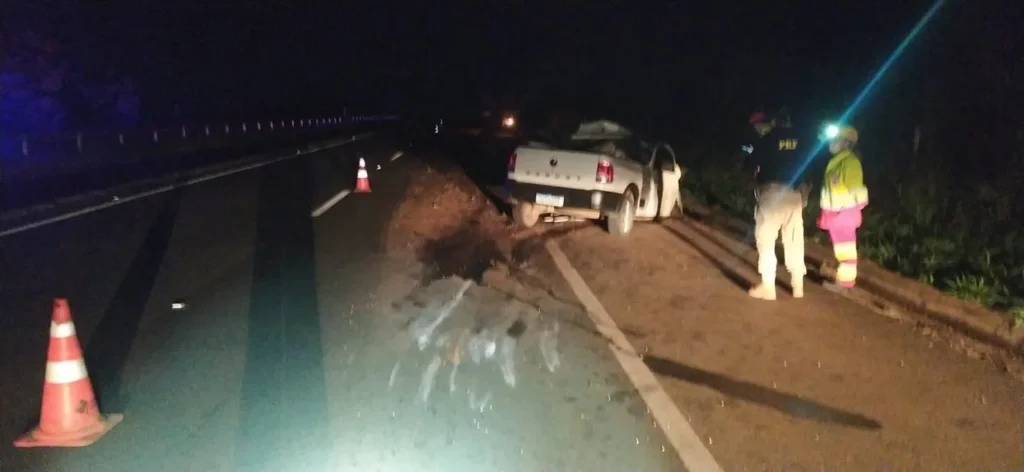 Condutor morre após bater carro na traseira de caminhão, em Catalão