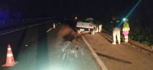 Condutor morre após bater carro na traseira de caminhão, em Catalão