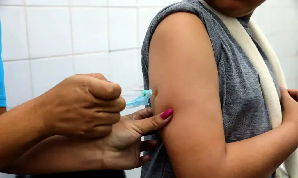 Segundo a gestão municipal, a ampliação foi autorizada pelo Ministério da Saúde e, no total, foram disponibilizadas cerca de 2 mil doses | Foto: Paulo H. Carvalho/Agência Brasil