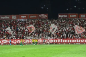 O Vila vai encontrar um velho conhecido na beira do campo, o ex-técnico do clube Claudinei Oliveira(Foto: Afonso Cardoso)