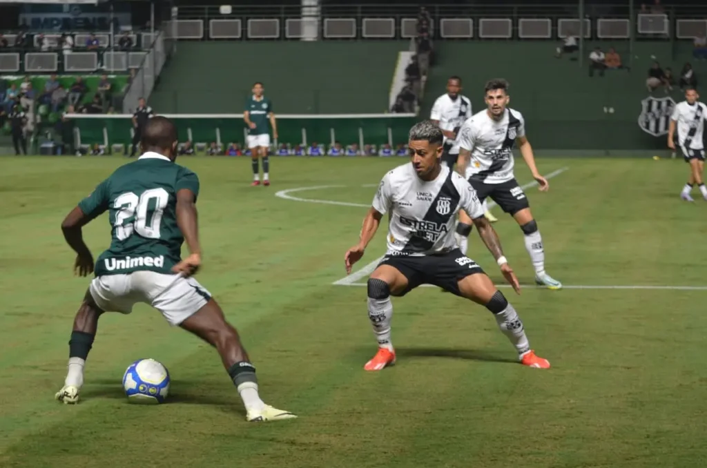 Goiás dominou partida em casa e triunfou com gols de Marcão, Edson e Breno Herculano (Foto: Afonso Cardoso)