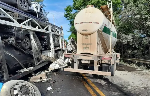 As vítimas foram encontradas presas nas ferragens do caminhão cegonha, já sem sinais vitais | Foto: CBMGO