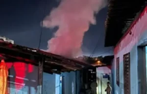 Segundo informações fornecidas pelo Corpo de Bombeiros Militar de Goiás, a vítima estava dentro da estrutura em chamas | Foto: Divulgação/ CBMGO
