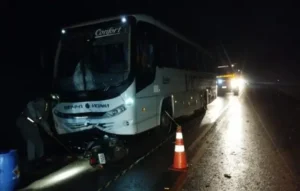 Vítima foi encontrada debaixo de ônibus após acidente na GO-080 | Foto: CBMGO
