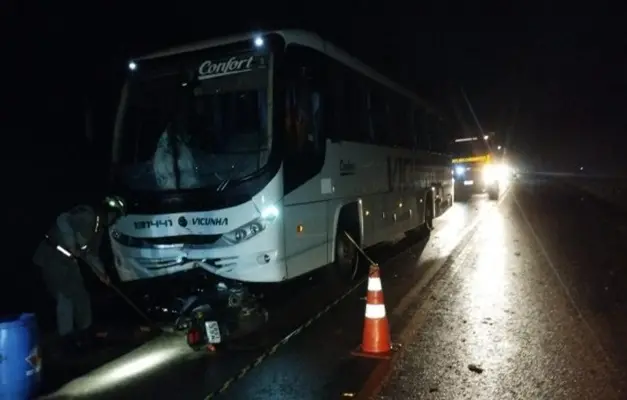 Vítima foi encontrada debaixo de ônibus após acidente na GO-080 | Foto: CBMGO