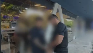 Policiais civis, disfarçados com vestimentas esportivas, cumpriram o mandado de prisão no local de trabalho do investigado I Imagem: Reprodução/PCGO