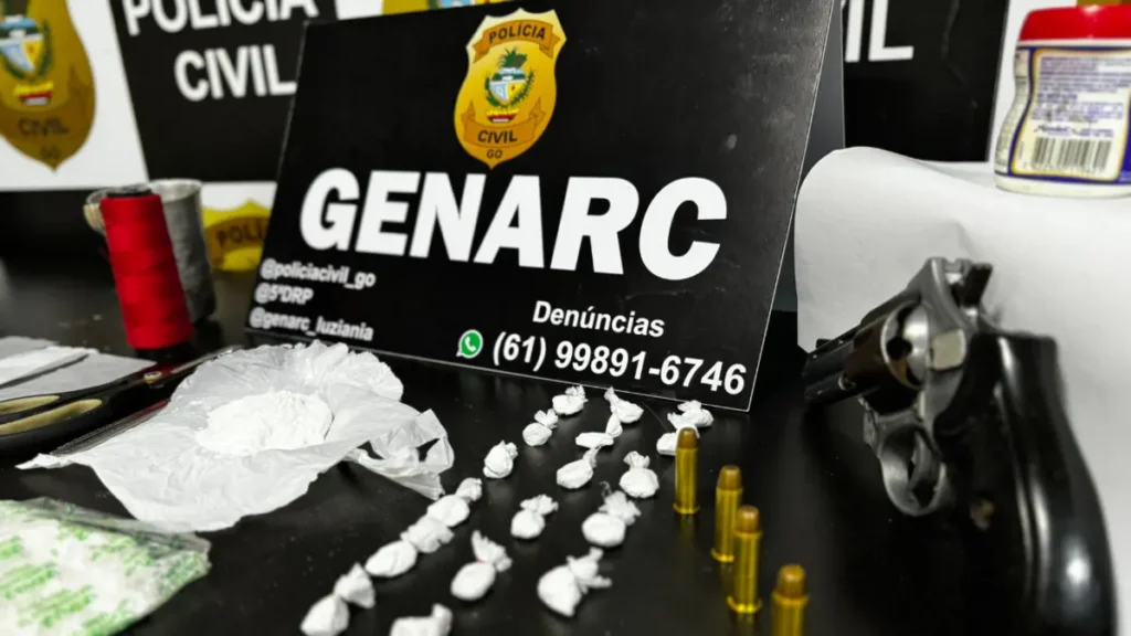 Durante as buscas foram encontradas diversas porções de cocaína, insumos para o preparo, bem como uma arma de fogo e munições, tudo para caracterizar o tráfico ilícito de drogas