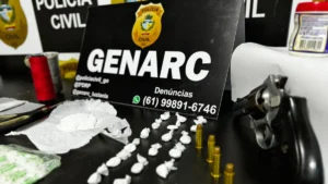 Durante as buscas foram encontradas diversas porções de cocaína, insumos para o preparo, bem como uma arma de fogo e munições, tudo para caracterizar o tráfico ilícito de drogas