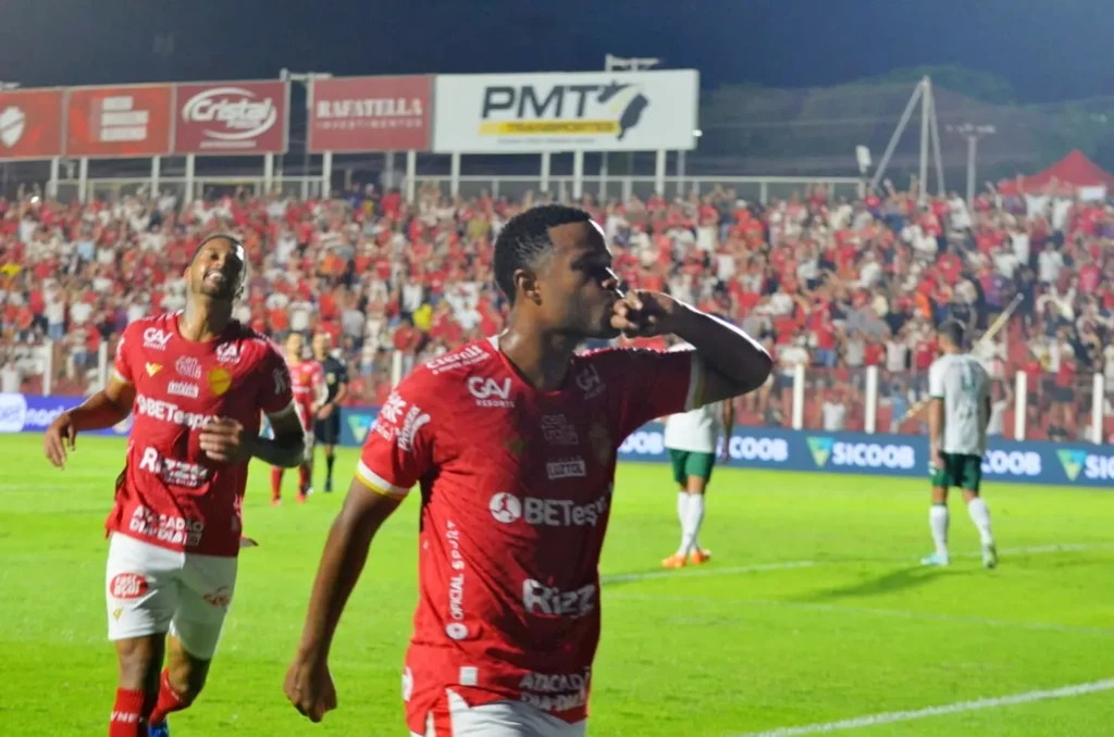 Luciano Naninho abriu o placar vilanovense no primeiro tempo (Foto: Afonso Cardoso)