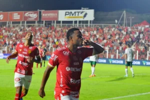 Luciano Naninho abriu o placar vilanovense no primeiro tempo (Foto: Afonso Cardoso)