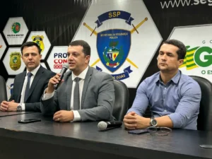 A polícia apreendeu armas de fogo, drogas e mais de R$ 87 mil em operação contra o crime organizado