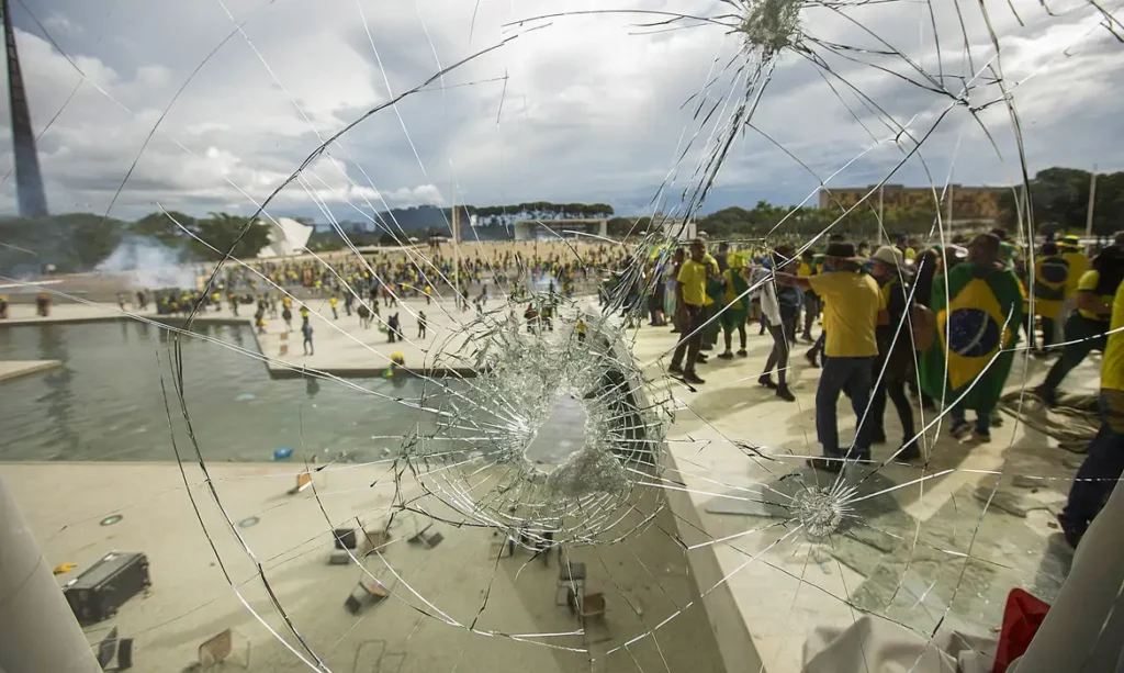 Apesar de condenados a penas superiores a dez anos de prisão, eles recorriam em liberdade das condenações | Foto: Joédson Alves/ABr