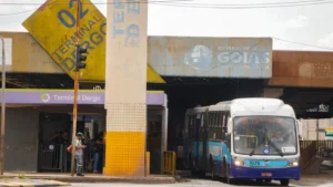 Ônibus saindo do terminal Praça da Bíblia, na imagem é perceptível a ferrugem na estrutura do terminal | Foto: Leandro Braz/O HOJE