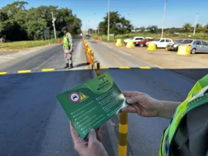 Policiais Rodoviários fazem a entrega  de panfletos informativos nas rodovias estaduais | Foto: Alexandre Paes/O HOJE